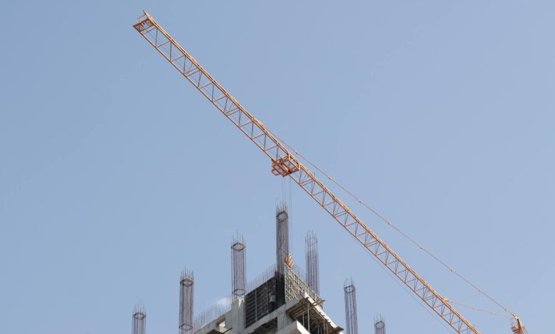 Mobil Vinçler vs. Kule Vinçler: Hangisi Sizin Projeniz İçin Daha Uygun?