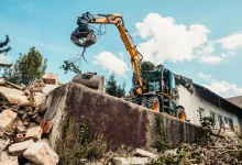 Şehir içi kazı operasyonu — kompakt ekskavatör