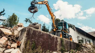 Şehir içi kazı operasyonu — kompakt ekskavatör