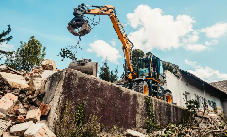 Şehir içi kazı operasyonu — kompakt ekskavatör