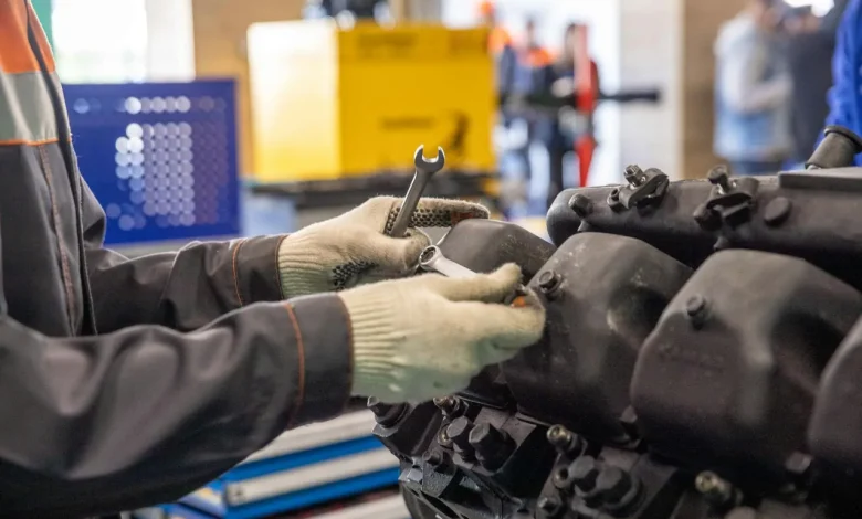Makine bakımı teknisyen — mobil konkasör servis operasyonu