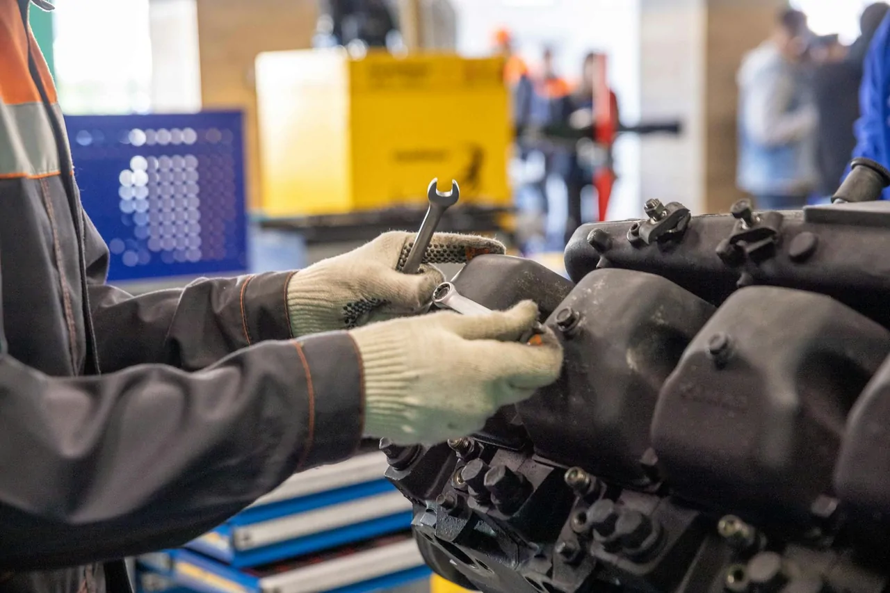 Makine bakımı teknisyen — mobil konkasör servis operasyonu