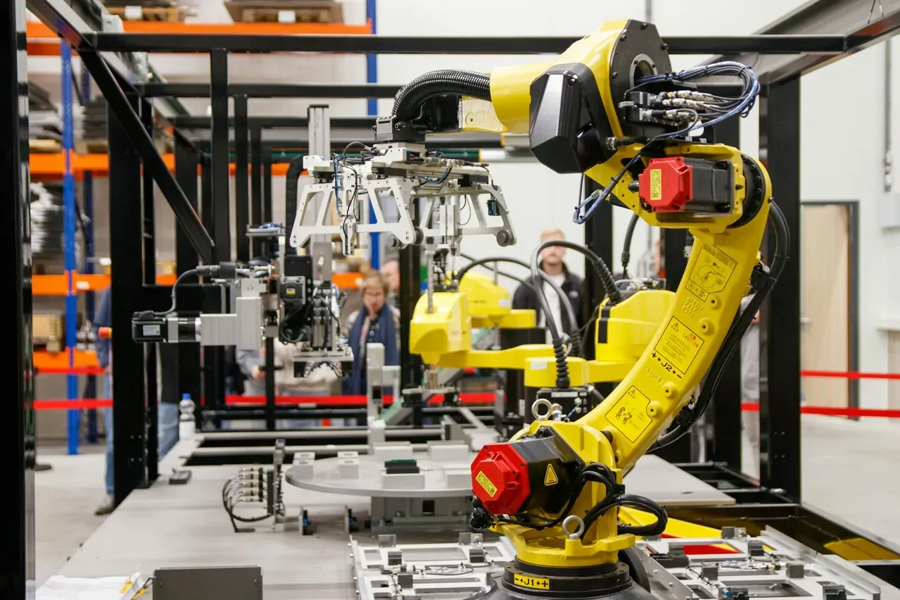 Fabrika robotik otomasyon — yüksek teknoloji üretim sistemi