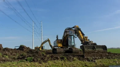 Şantiyede çalışan paletli ekskavatörler — 2026 yılında elektrifikasyon ve sıfır emisyon eğilimi