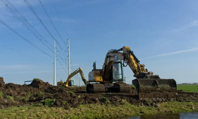 Şantiyede çalışan paletli ekskavatörler — 2026 yılında elektrifikasyon ve sıfır emisyon eğilimi