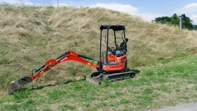 Mini ekskavatör operasyonu — kompakt şehir içi altyapı çalışması