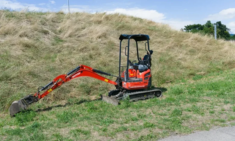 Mini ekskavatör operasyonu — kompakt şehir içi altyapı çalışması