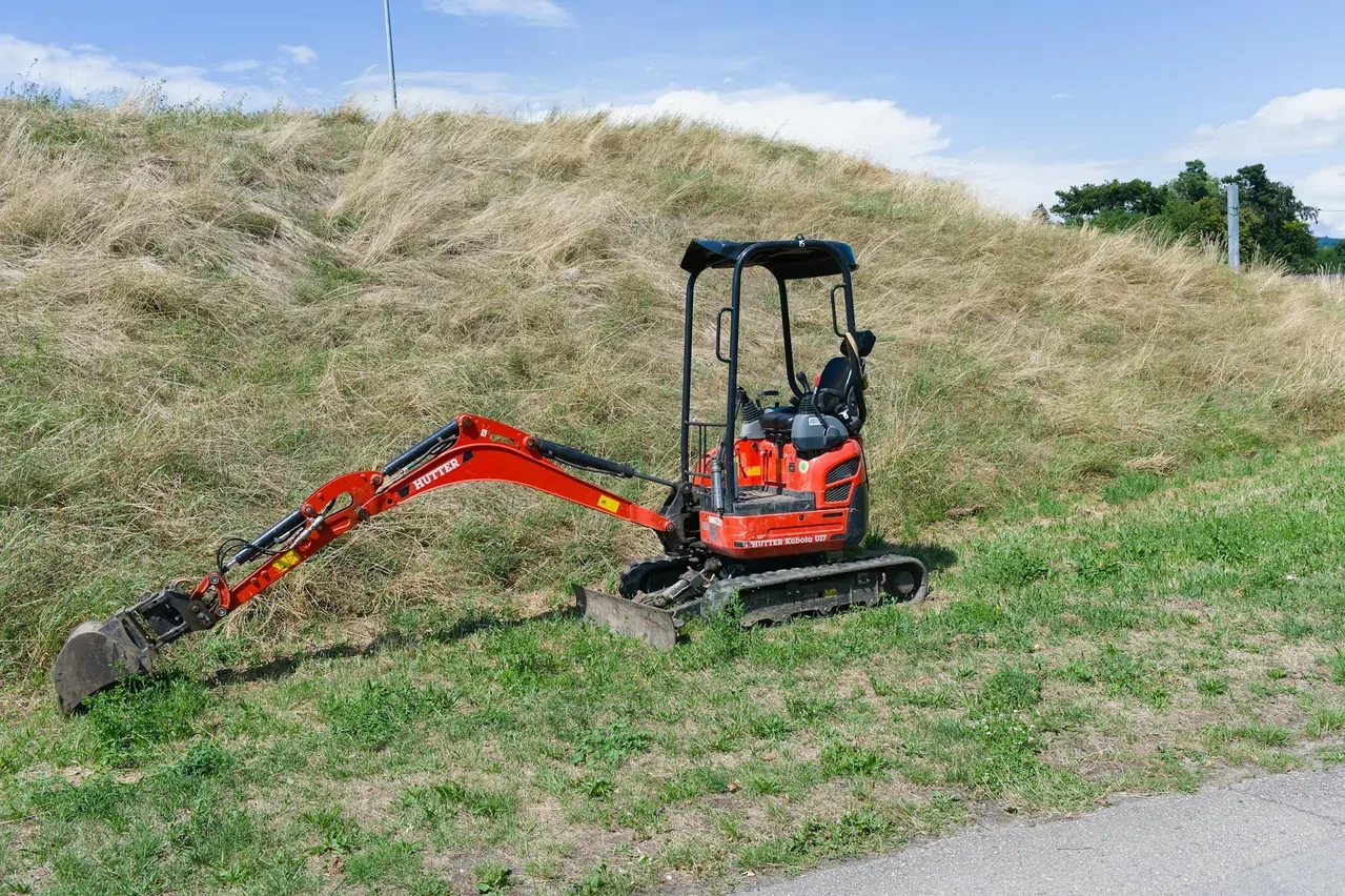 Mini ekskavatör operasyonu — kompakt şehir içi altyapı çalışması