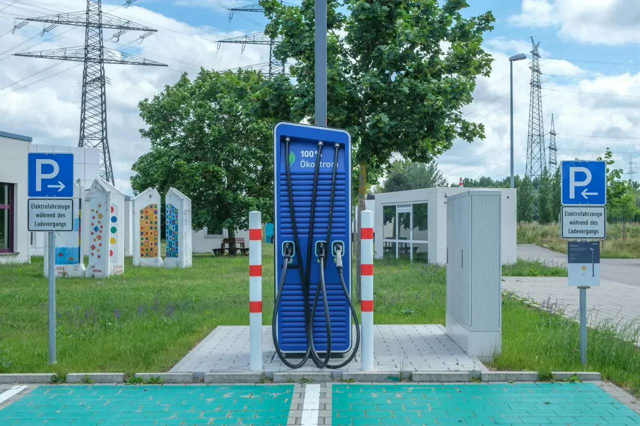 Elektrikli araç şarj istasyonu — şantiye batarya altyapısı