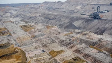 Açık ocak madenciliği ekskavatör operasyonu — büyük tonaj makineler