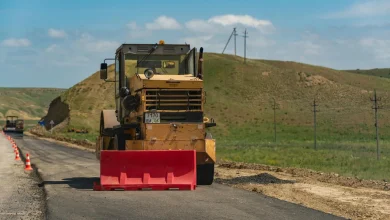Karayolu yapımı şantiyesi — mobil kırma-eleme operasyonu