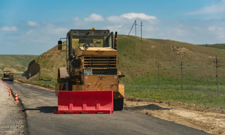 Karayolu yapımı şantiyesi — mobil kırma-eleme operasyonu